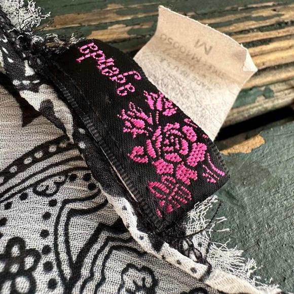 Black & white paisley print babydoll top with V-neckline and short sleeves - Picture 5 of 6